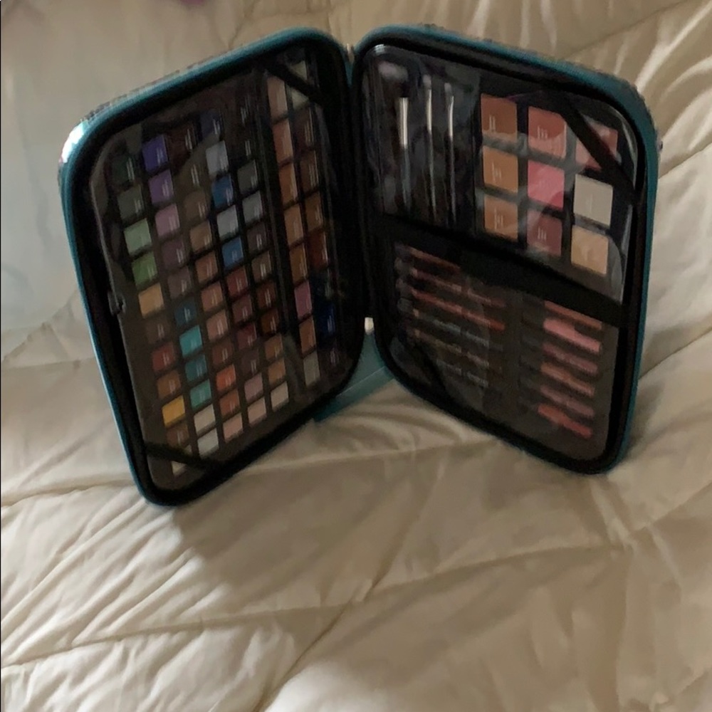 95 piece make-up collection